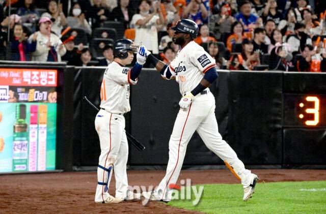 2025년 4월 11일 오후 대전 한화생명 볼파크에서 진행된 '2025 신한 SOL뱅크 KBO 리그' 키움 히어로즈와 한화 이글스의 경기.한화 플로리얼이 7회말 선두타자로 나와 솔로홈런을 친 뒤 문현빈의 축하를 받고 있다./마이데일리
