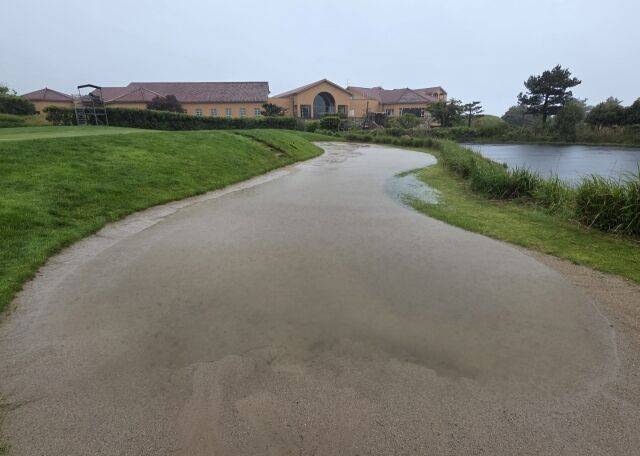 KPGA 클래식이 열리는 사이프러스 골프 앤 리조트의 코스에 물이 가득 차 있다./KPGA