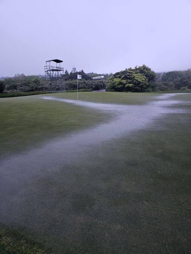 KPGA 클래식이 열리는 사이프러스 골프 앤 리조트의 코스에 물이 가득 차 있다./KPGA