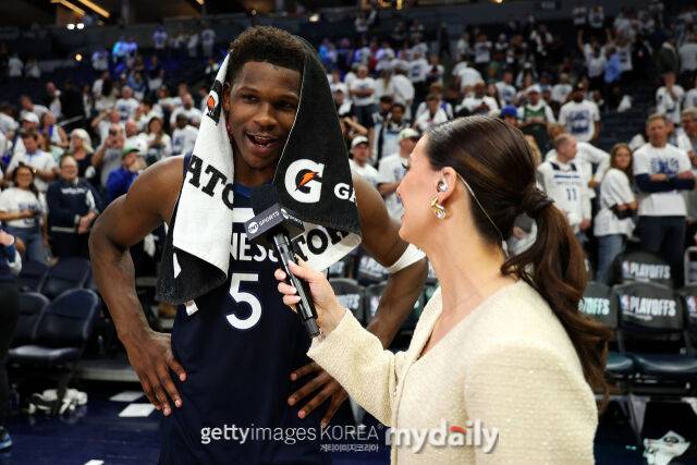 9일 골든스테이트를 꺾은 후 수훈 선수 인터뷰를 하는 에드워즈(왼쪽). /게티이미지코리아