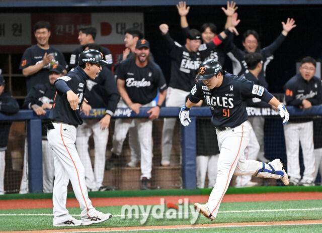 9일 오후 서울 고척동 고척스카이돔에서 진행된 '2025 프로야구 KBO리그' 키움히어로즈와 한화 이글스의 경기.한화 문현빈이 9회초 2사에서 솔로홈런을 터뜨린 뒤 환호하고 있다./고척=송일섭 기자