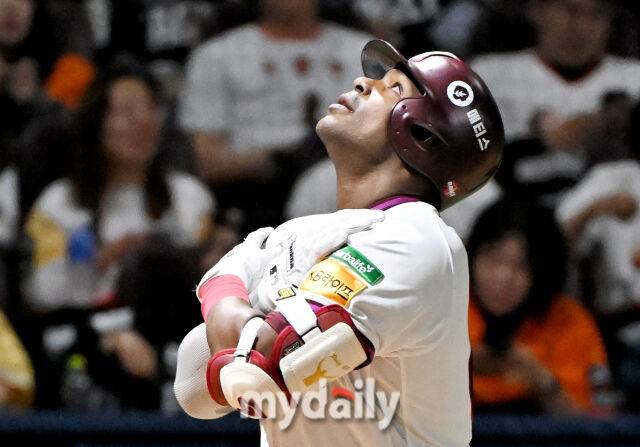 9일 오후 서울 고척동 고척스카이돔에서 진행된 '2025 프로야구 KBO리그' 키움히어로즈와 한화 이글스의 경기.키움 푸이그가 4회말 솔로홈런을 터뜨린 뒤 홈을 밟고 있다./고척=송일섭 기자