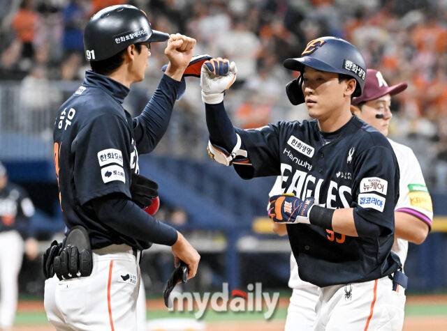 9일 오후 서울 고척동 고척스카이돔에서 진행된 '2025 프로야구 KBO리그' 키움히어로즈와 한화 이글스의 경기.한화 황영묵이 3회말 1사에서 안타를 친 뒤 환호하고 있다./고척=송일섭 기자