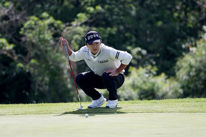 15번 홀 그린에서 퍼팅 라인을 살피고 있는 옥태훈. [사진=KPGA]