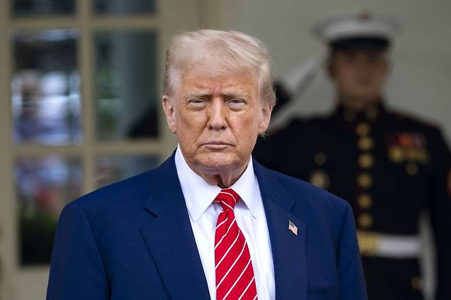 도널드 트럼프 미국 대통령이 8일(현지시간) 미국 워싱턴 DC 백악관 웨스트 윙 밖에서 기자들의 질문에 답하고 있다. [EPA]