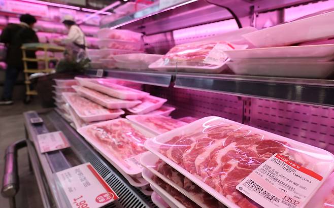 농림축산식품부는 4월 소비자물가 동향에서 축산물 물가 지수가 4.8% 올랐다고 2일 밝혔다. 사진은 2일 서울 대형마트에 진열된 돼지고기. [연합]