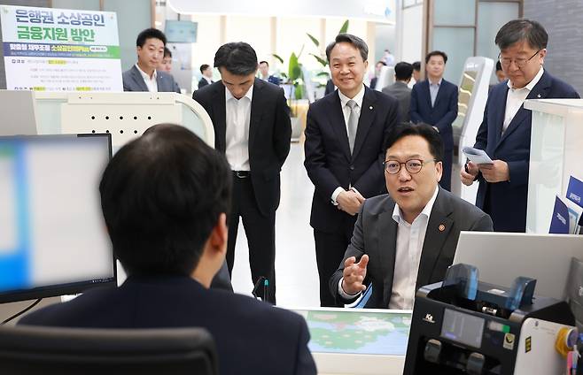 김병환(오른쪽 두번째) 금융위원장이 8일 오후 서울 중구 신한은행 본점 영업부에서 ‘은행권 소상공인 금융지원 방안’ 시행 현장을 점검하고 있다. 진옥동(가운데) 신한금융그룹 회장과 이재연(맨 오른쪽) 서민금융진흥원장, 이태훈(오른쪽 네번째) 은행연합회 전무 등도 참석했다. [금융위원회 제공]