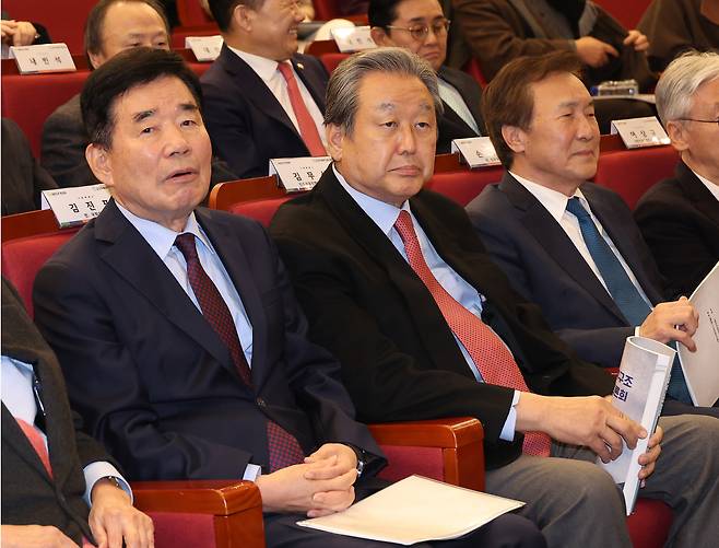 6일 서울 여의도 국회도서관에서 열린 ‘분권형 권력구조 개헌 대토론회’에 김진표 전 국회의장, 김무성 전 새누리당 대표, 손학규 전 민주당 대표가 착석해 있다. <연합뉴스>