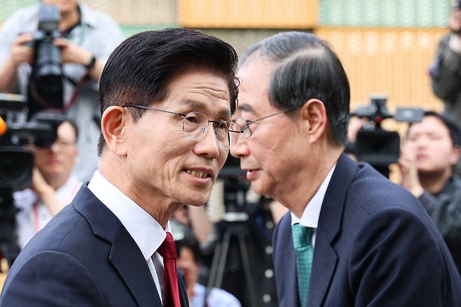김문수(왼쪽) 국민의힘 대선후보와 무소속 한덕수 대선 예비후보가 8일 서울 국회 사랑재에 위치한 커피숍에서 회동을 마친 후 인사하고 있다. 2025.5.8 [공동취재] [연합]