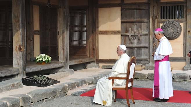 2014년 8월 당진 솔뫼성지 김대건신부 생가에서 기도하는 고(故)프란체스코 교황[뉴시스]