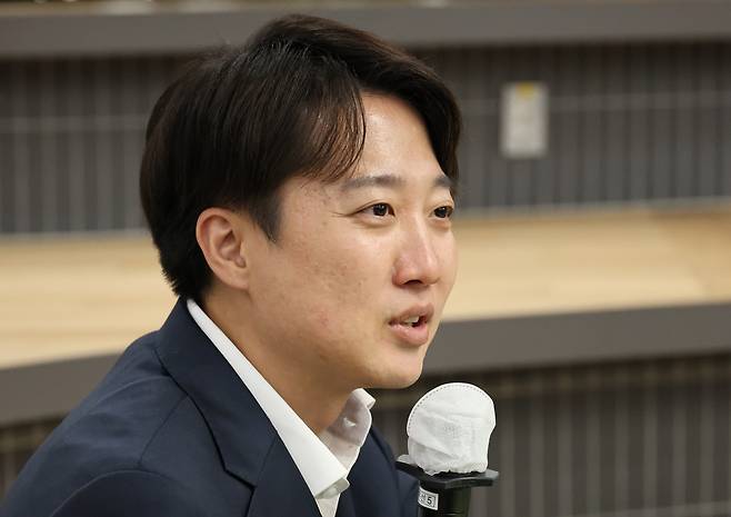 이준석 개혁신당 대선후보가 지난 7일 오후 대전 유성구 한국과학기술원(KAIST)에서 재학생들과 ‘2030 현장 청취’ 간담회를 진행하고 있다. [연합]