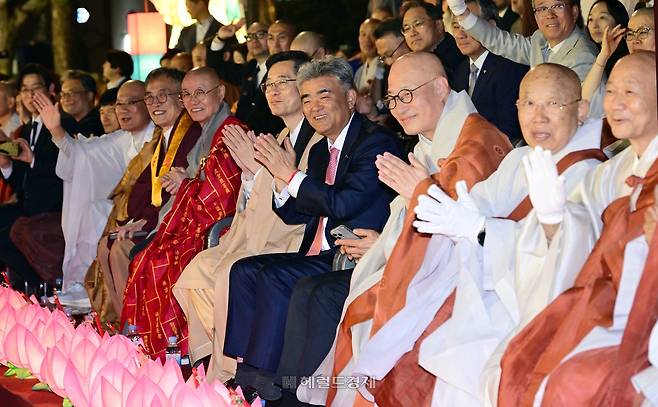 지난달 26일 서울 종로 일대에서 조계종 총무원장 진우 스님(오른쪽 세번째), 정원주 조계종 중앙신도회장(오른쪽 네번째) 등 불교계 인사들이 연등행렬을 지켜보는 모습. [이상섭 기자]