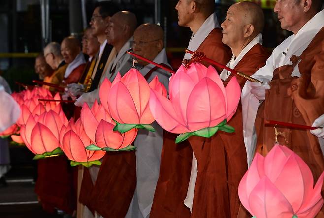 지난달 26일 서울 종로 일대에서 진행된 연등 행렬 모습 [이상섭 기자]