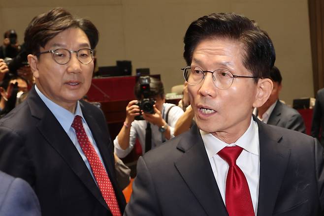 김문수 국민의힘 대선 후보가 9일 서울 여의도 국회에서 열린 의원총회에서 권영세 비상대책위원장이 단일화를 압박하는 발언 뒤 퇴장하자 항의하며 의총장을 나가고 있다. [연합]