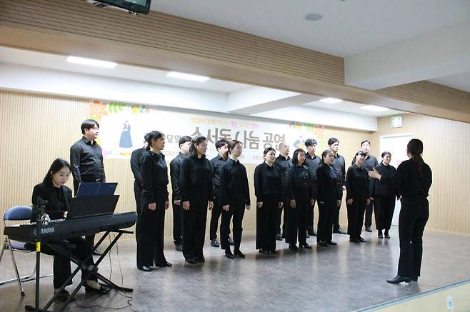 장애인 합창단 ‘골프존파스텔합창단’이 수서명화사회복지관을 찾아 어르신들을 위한 공연을 하고 있다.   [골프존그룹 제공]