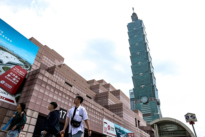 지난 4월 대만 타이베이에서 시민들이 타이베이 101 빌딩 앞을 지나가고 있다. [AFP]