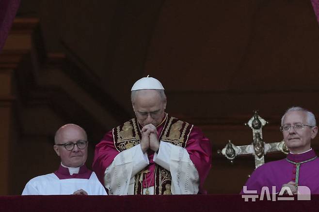 [바티칸=AP/뉴시스] 사진은 8일(현지 시간) 바티칸 성 베드로 대성전의 '강복의 발코니'에 모습을 드러낸 제267대 교황 레오 14세. 2025.05.08.