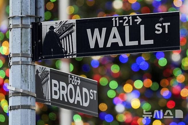 [뉴욕=AP/뉴시스] 미국 뉴욕 뉴욕증권거래소(NYSE) 인근 표지판. 2025.02.26.