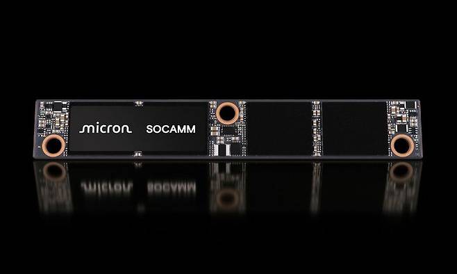 [서울=뉴시스]마이크론은 18일(현지시간) 보도자료를 통해 업계 최초로 LPDDR5X 'SOCAMM'의 양산에 들어간다고 밝혔다. (사진=마이크론 제공) photo@newsis.com *재판매 및 DB 금지