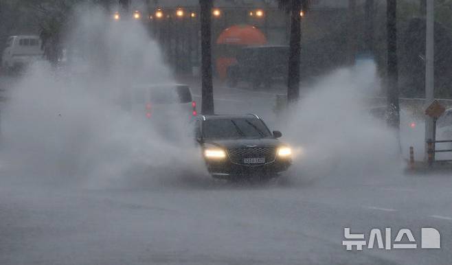 [서귀포=뉴시스] 우장호 기자 = 폭우가 쏟아진 1일 오후 제주 서귀포시 도순동 인근 도로에서 차량들이 물보라를 일으키며 이동하고 있다. 2025.05.01. woo1223@newsis.com
