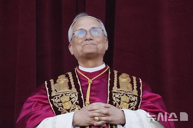 [바티칸=AP/뉴시스] 사진은 8일(현지 시간) 바티칸 성 베드로 대성전 '강복의 발코니'에서 제267대 교황 레오 14세가 하늘을 올려다보는 모습. 2025.05.08.