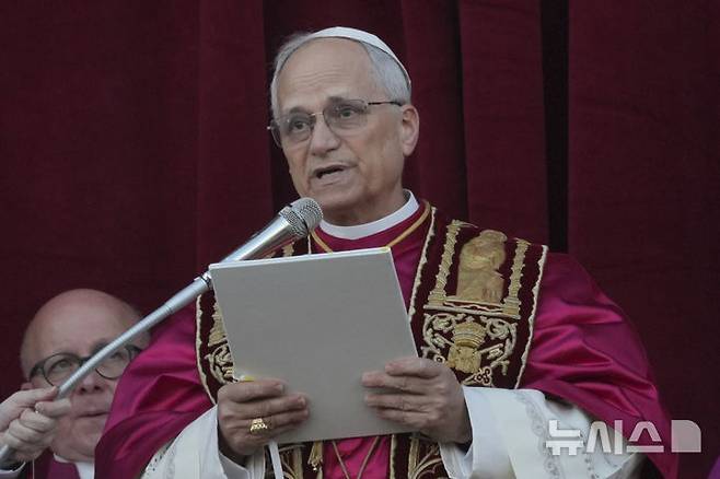 [바티칸=AP/뉴시스] 8일(현지 시간) 제267대 교황으로 선출된 미국의 로버트 프랜시스 프레보스트(69) 추기경이 선출 직후 바티칸 성베드로대성당 중앙 '강복의 발코니'에서 연설하고 있다. 교황명을 '레오 14세'로 선택한 건 레오 13세에 대한 경의 표현일 것으로 보인다. 2025.05.09.