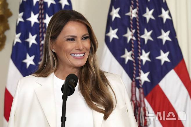 [워싱턴=AP/뉴시스] 도널드 트럼프 미국 대통령 부인 멜라니아 트럼프 여사가 8일(현지 시간) 백악관에서 열린 바버라 부시 여사 기념 우표 공개 행사에 참석해 발언하고 있다. 바버라 부시 여사는 미국의 제41대 대통령인 조지 H.W. 부시의 부인이자 제43대 대통령인 조지 W. 부시의 모친이다. 미국의 국민할머니로 불리며 문해교육, 독서장려 등 문맹 퇴치 운동에 앞장 선 인물이다. 지난 2018년 92세의 나이로 세상을 떠났다. 2025.05.09.