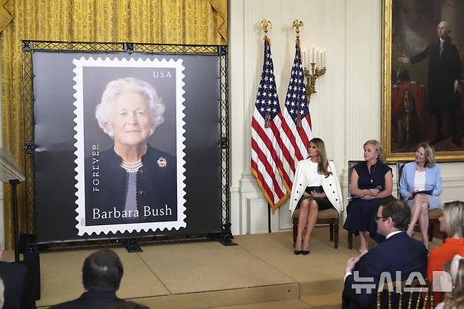 [워싱턴=AP/뉴시스] 도널드 트럼프 미국 대통령 부인 멜라니아 트럼프 여사가 8일(현지 시간) 백악관에서 열린 바버라 부시 여사 기념 우표 공개 행사에 참석해 있다. 바버라 부시 여사는 미국의 제41대 대통령인 조지 H.W. 부시의 부인이자 제43대 대통령인 조지 W. 부시의 모친이다. 미국의 국민할머니로 불리며 문해교육, 독서장려 등 문맹 퇴치 운동에 앞장 선 인물이다. 지난 2018년 92세의 나이로 세상을 떠났다. 2025.05.09.<font style="vertical-align: inherit;"><font style="vertical-align: inherit;"></font></font>