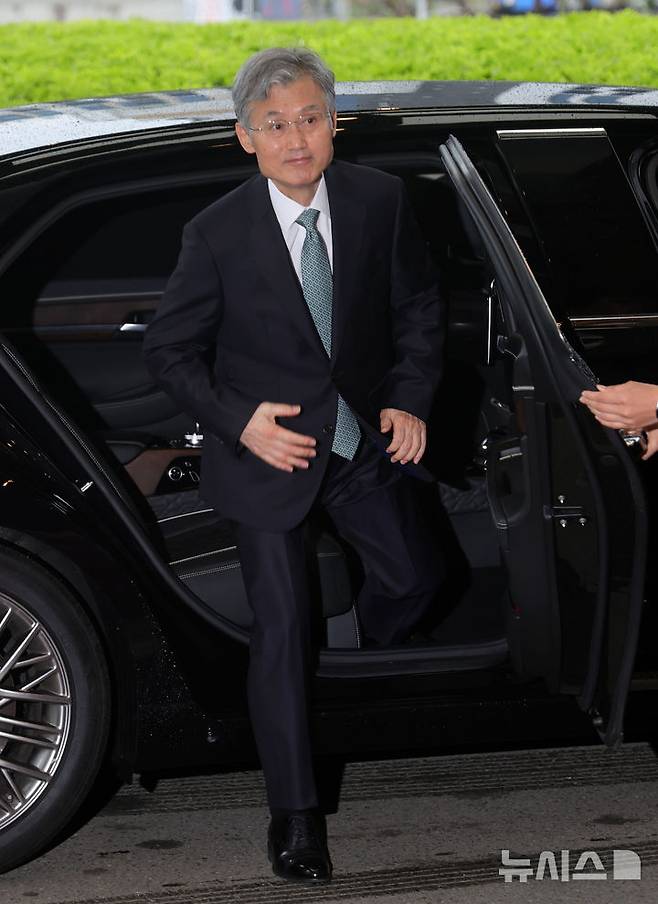 [서울=뉴시스] 홍효식 기자 = 더불어민주당이 이재명 대선 후보의 파기환송 판결 관련 조희대 대법원장에게 자진 사퇴를 공식 요구한 가운데 조 대법원장이 9일 오전 서울 서초구 대법원으로 출근하고 있다. 2025.05.09. yesphoto@newsis.com