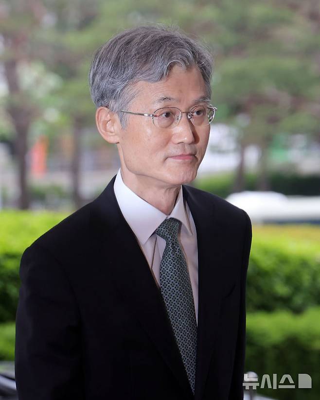 [서울=뉴시스] 홍효식 기자 = 더불어민주당이 이재명 대선 후보의 파기환송 판결 관련 조희대 대법원장에게 자진 사퇴를 공식 요구한 가운데 조 대법원장이 9일 오전 서울 서초구 대법원으로 출근하고 있다. 2025.05.09. yesphoto@newsis.com