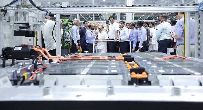 [서울=뉴시스] 8일(현지시간) 인도 타밀나두주 슈리페룸부두르에서 현대모비스의 전기차 배터리 조립공장 준공식이 열렸다. 사진은 티알비 라자 타밀나두주 산업·투자진흥부 장관, 티엠 안바라산 중소기업부 장관 등 이날 행사에 참석한 인사들이 공장에서 생산한 배터리 제품을 살펴보는 모습. (사진=링크드인 갈무리) 2025.05.09 photo@newsis.com *재판매 및 DB 금지