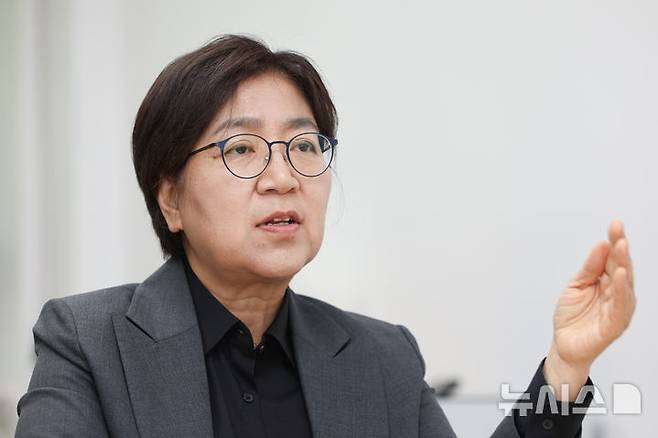 [서울=뉴시스] 황준선 기자 = 정은경 더불어민주당 총괄선거대책위원장이 지난 8일 서울 종로구 서울대학교 의과대학에서 뉴시스와 인터뷰 하고 있다.  2025.05.09. hwang@newsis.com