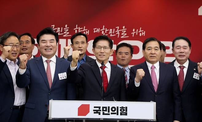 [서울=뉴시스] 조성봉 기자 = 김문수 국민의힘 대선후보가 9일 오후 경기도 수원시 장안구 국민의힘 경기도당 강당에서 열린 경기도당 선거대책위 발대식에서 참석자들과 파이팅을 외치며 대선승리를 다짐하고 있다. (사진=김문수 캠프 제공) 2025.05.09. photo@newsis.com *재판매 및 DB 금지