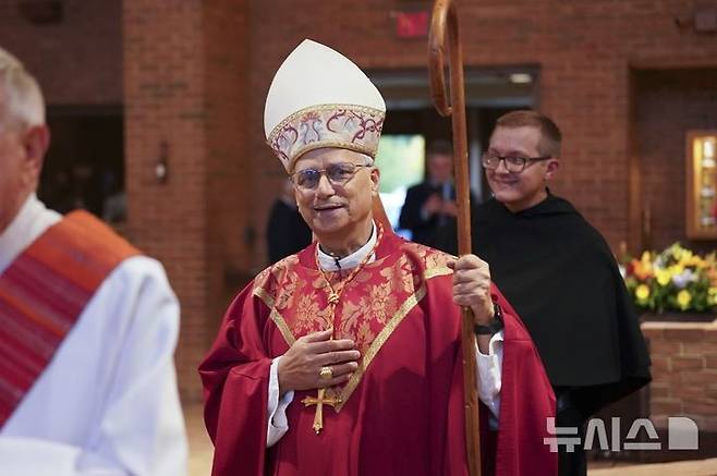 [뉴레녹스(미 일리노이주)=AP/뉴시스]2024년 미 일리노이주 뉴 레녹스의 세인트 주드 본당에서 미사를 집전하는 로버트 프레보스트 추기경의 모습. 새 교황 레오14세는 9일 자신을 선출한 추기경들에게 "십자가를 메도록 축복해 주었다"고 영어로 말했다.﻿ 2025.05.09.