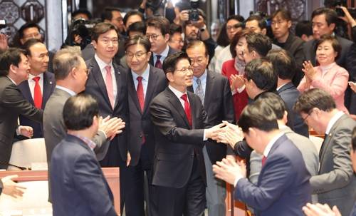 의원들과 악수하는 김문수 대선 후보 의원들과 악수하는 김문수 대선 후보     (서울=연합뉴스) 김주성 기자 = 국민의힘 김문수 대선 후보가 9일 서울 여의도 국회에서 열린 의원총회에 참석하며 의원들과 악수하고 있다. 2025.5.9     utzza@yna.co.kr (끝)   <저작권자(c) 연합뉴스, 무단 전재-재배포, AI 학습 및 활용 금지>