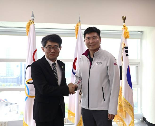 제32대 대한하키협회장으로 선출된 성용식 회장(왼쪽)과 대한체육회 유승민 회장. 협회