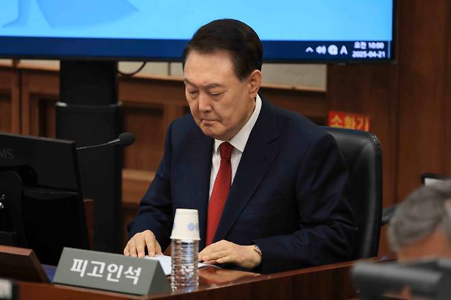 윤석열 전 대통령이 21일 서초동 서울중앙지법에서 열린 내란 우두머리 혐의에 대한 두 번째 정식 재판에 출석하고 있다. 사진공동취재단