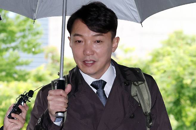 이정섭 대전고검 검사가 9일 서울 서초구 서울중앙지방법원에서 열린 '위장전입·청탁금지법 위반' 1심 1회 공판에 출석하고 있다. 연합뉴스