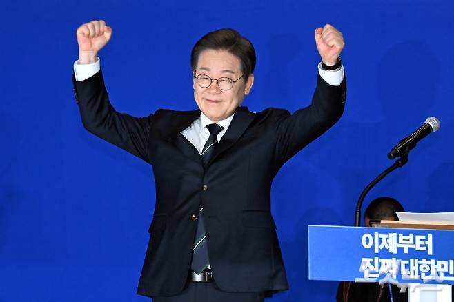 지난달 30일 서울 여의도 국회 의원회관에서 열린 더불어민주당 제21대 대통령선거 '진짜 대한민국' 중앙선거대책위원회 출범식에서 이재명 대선 후보가 발언을 마치고 손을 들어보이고 있다. 윤창원 기자