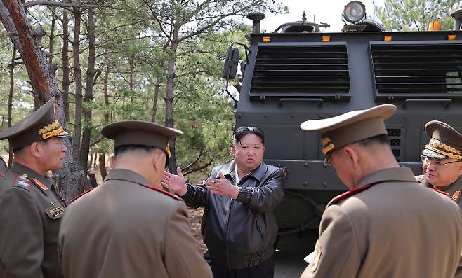 김정은 북한 국무위원장이 지난 8일 장거리포·미사일 체계 합동타격훈련을 지도하는 모습. 연합뉴스