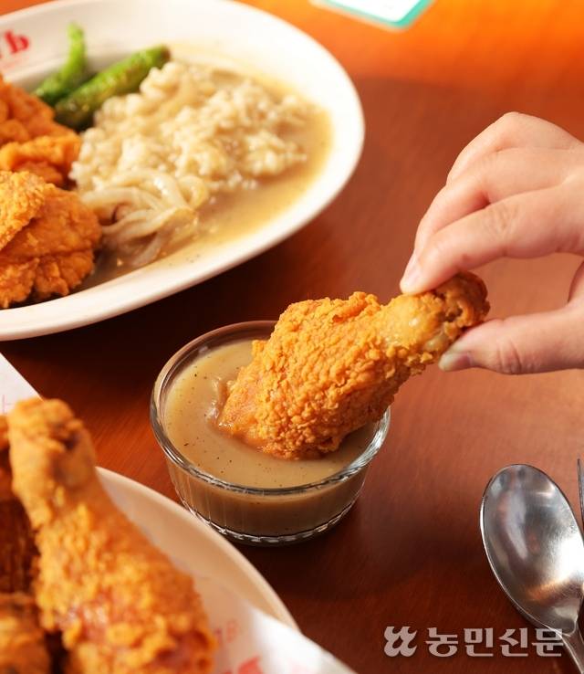치킨을 미국식 그레이비소스에 듬뿍 찍어 먹는다. 치킨의 매콤함과 소스의 부드러움이 잘 어울린다. 사진=김원철 프리랜서 기자 stbom2010@nongmin.com