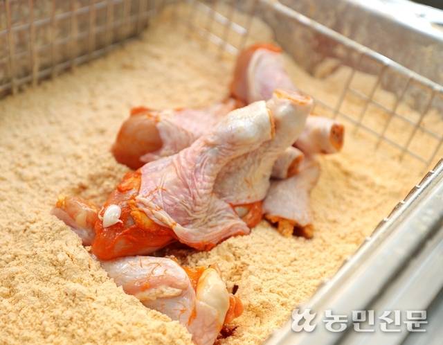 염지한 닭고기에 각종 향신료가 들어간 튀김가루를 골고루 묻힌다.
