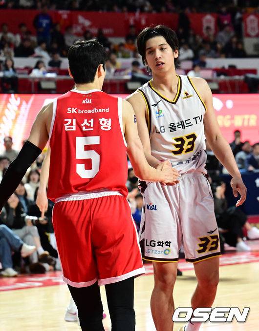 [OSEN=잠실학생체, 김성락 기자] 3일 오후 서울 송파구 잠실학생체육관에서 ‘2024-2025 KCC 프로농구’ 서울 SK와 창원 LG의 경기가 열렸다.오늘 경기는 서울 SK가 창원 LG를 상대로 78-70으로 승리를 거뒀다.4쿼터 SK 김선형, LG 타마요가 이야기를 나누고 있다. 2024.02.03 / ksl0919@osen.co.kr