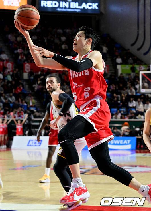 [OSEN=잠실, 조은정 기자]12일 오후 서울 송파구 잠실학생체육관에서 ‘2024-2025 KCC 프로농구’ 서울 SK와 창원 LG의 경기가 열렸다.홈팀 SK는 31승 7패로 리그 선두를, 어웨이팀 LG는 23승 14패로 3위를 기록하고 있다.4쿼터 SK 김선형이 2점슛을 성공하고 있다.2025.02.12 /cej@osen.co.kr