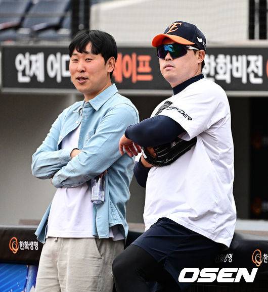 [OSEN=대전, 지형준 기자] 12일 오후 대전 한화생명볼파크에서 2025 신한 SOL Bank KBO리그 한화 이글스와 키움 히어로즈의 경기가 열렸다.이날 한화는 엄상백, 키움은 정현우를 선발로 내세웠다.경기에 앞서 윤석민 해설위원과 한화 류현진이 이야기를 나누고 있다. 2025.04.12 / jpnews@osen.co.kr