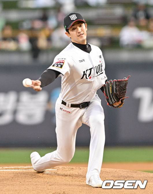 [OSEN=수원, 조은정 기자]8일 오후 경기도 수원 KT위즈파크에서 ‘2025 신한 SOL Bank KBO리그’ KT 위즈와 NC 다이노스의 경기가 열렸다.홈팀 KT는 고영표, 방문팀 NC는 목지훈을 선발로 내세웠다.1회초 KT 선발 고영표가 역투하고 있다. 2025.04.08