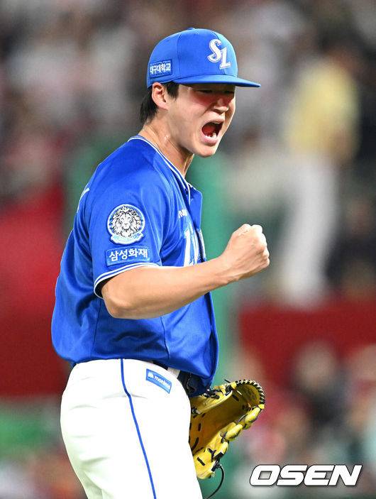 [OSEN=인천, 이대선 기자] 29일 오후 인천 SSG랜더스필드에서 2025 신한 SOL Bank KBO리그 SSG 랜더스와 삼성 라이온즈 경기가 열렸다.SSG는 미치 화이트, 삼성은 최원태를 선발 투수로 내세웠다.7회말 2사 만루에서 삼성 이호성이 SSG 고명준을 삼진으로 처리하고 환호하고 있다. 2025.04.29 /sunday@osen.co.kr