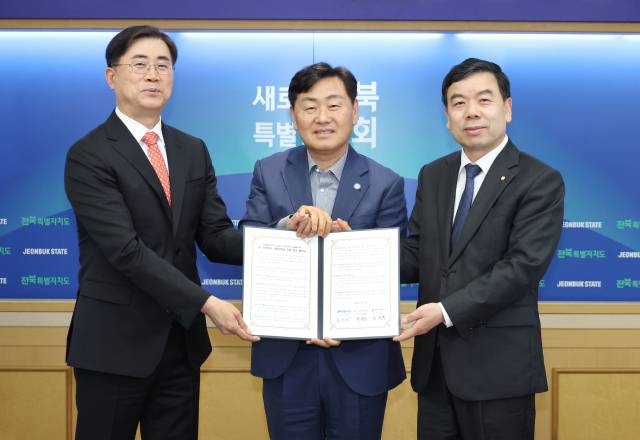 ▲9일 전북도청에서 열린 ‘1인 자영업자 사회보험료 지원사업’ 3자 업무협약식에서 김관영 전북도지사(가운데)를 비롯해 윤여봉 전북경제통상진흥원장(왼쪽), 박종길 근로복지공단 이사장(오른쪽)이 기념촬영을 하고 있다. ⓒ전북특별자치도 제공