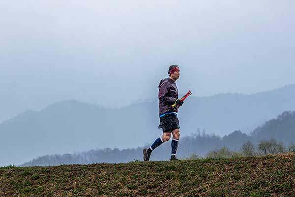 비를 맞으면서 골인 지점으로 향하고 있는 한 선수. 표정에서 대회 난이도가 읽힌다.