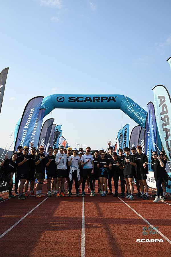 대회 첫날, 경기장 근처에서 '쉐이크 아웃런'이 열렸다. 짧은 거리를 달리면서 가볍게 몸을 푸는 이벤트였다. 팀 스카르파 선수들(흰 티셔츠)과 참가자의 단체사진.&nbsp;